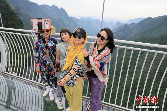 一号娱乐围绕综合娱乐内容构建多元化服务体系，涵盖体育资讯、热门游戏、线上娱乐以及互动活动等丰富内容。平台注重用户体验与内 - 一号娱乐